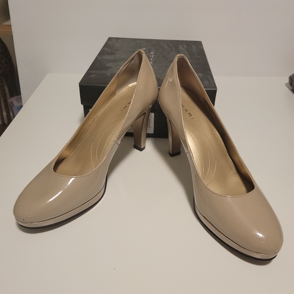 Tahari Shoes - Nude and Gold Platform Pumps sz 7.5